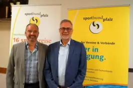 Tobias Weisenburger (links) und Sportbund-Pfalz-Präsident Rudolf Storck. 