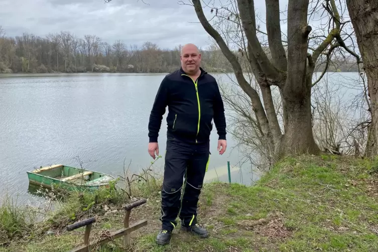 An einem der Gewässer, das der Angelsport- und Fischzuchtverein Speyer gepachtet hat: Vereinsvorsitzender Ralf Pfeiffer am Kiesg