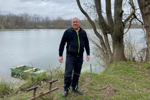 An einem der Gewässer, das der Angelsport- und Fischzuchtverein Speyer gepachtet hat: Vereinsvorsitzender Ralf Pfeiffer am Kiesg