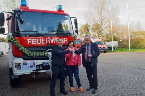 Vor dem neuen Löschgruppenfahrzeug (von links): der Schifferstadter Wehrleiter Jörg Strubel, Bürgermeisterin Ilona Vok und Landr