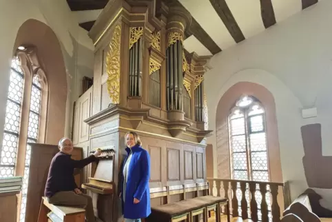 Organist Oliver Schreyer und Pfarrerin Jessica Rust-Bellenbaum vor der Barock-Orgel, die nach Ostern in einem vier- bis sechswöc