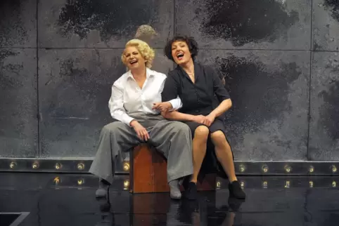 Ziemlich beste Freundinnen: Marlene Dietrich (Astrid Vosberg) und Édith Piaf (Adrienn Cunka) in einer Szene aus „Spatz und Engel