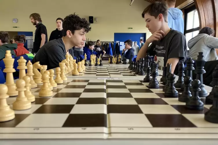 Auch Gregor Fuchs (links) und Theo Sechting (rechts) spielen am Jugendtag des Schachkongresses.