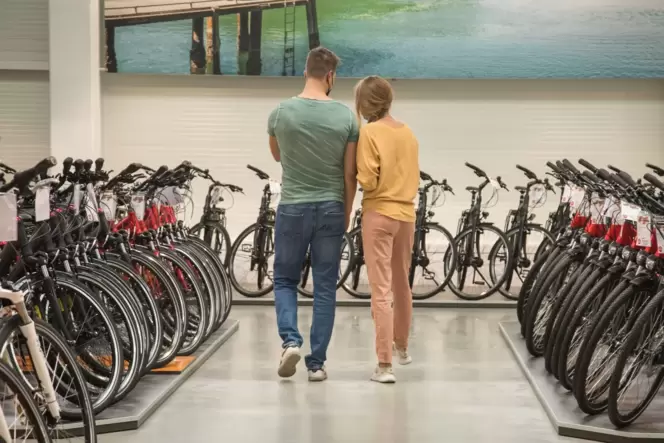Zwei Personen schauen sich Fahrräder an