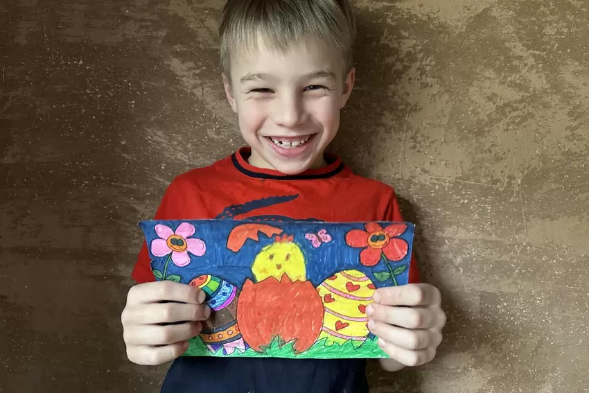Hannes Graf, 7 Jahre alt, aus Börrstadt, und sein farbenfrohes Bild.