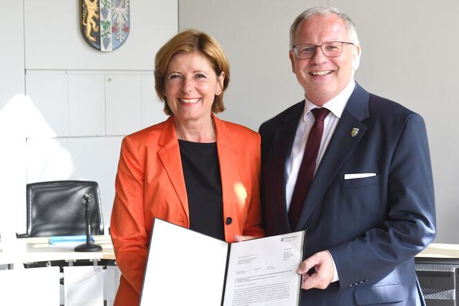 Die rheinland-pfälzische Ministerpräsidentin Malu Dreyer (SPD) mit Landrat Hans-Ulrich Ihlenfeld (CDU) bei der Übergabe des Förd