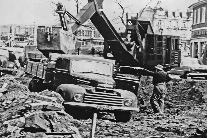 Bei dem Ausbau der Ost-West-Achse ab Februar 1954 war auch die Spittelstraße Baustelle. Der Blick auf dem Foto geht Richtung Fis