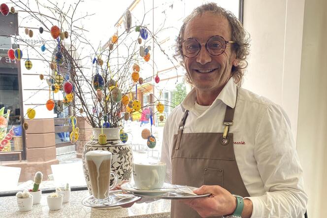 Ostern im Eiscafé statt in Italien: Angelo De Zordo genießt die Zeit mit seinen Gästen.