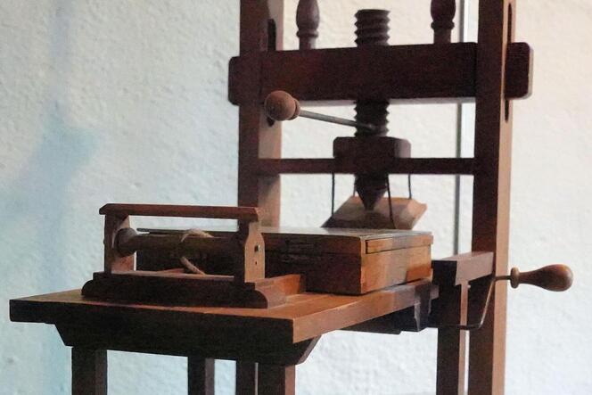 Modell einer Druckerpresse wie sie Johannes Gensfleisch (Gutenberg) erfunden hat.