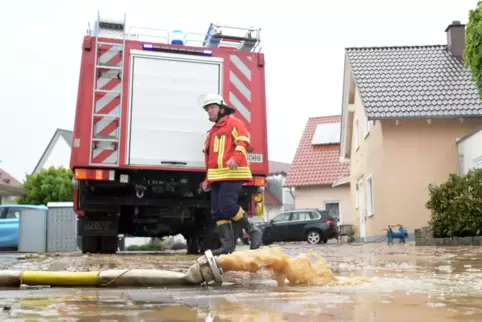 Folgen eines extremen Starkregens: überflutete Straßen und Keller im Mai 2023 in Mechtersheim.