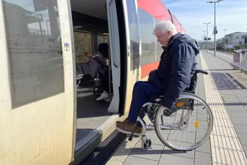 Wolfgang Grabitzky kann mit seinem Rollstuhl nicht alleine in den Zug rollen.
