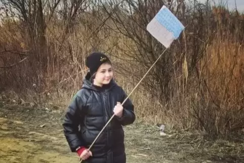 Auf dem Weg zur Grenze hat Amelia Karaca eine ukrainische Flagge angefertigt.