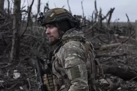 Ein ukrainischer Soldat an der Front in der Region Donezk. 