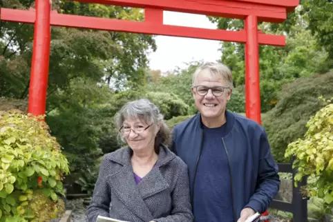Madeleine Giese und Rainer Furch bieten erneut einen Lesespaziergang im Japanischen Garten Kaiserslautern an. Eine verbindliche 