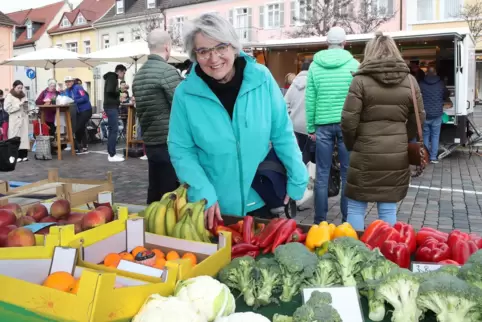 Ist froh, den Wochenmarkt auf dem Königsplatz fußläufig erreichen zu können: Christine Gölzer.