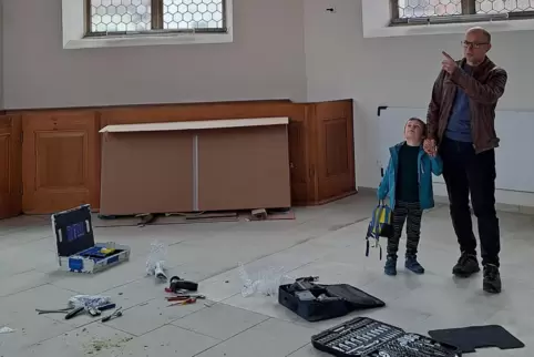 Die Renovierungsarbeiten an der Kirche in Dörrmoschel nähern sich dem Ende. Pfarrer Sebastian Best schaut sich mit Sohn Heinrich