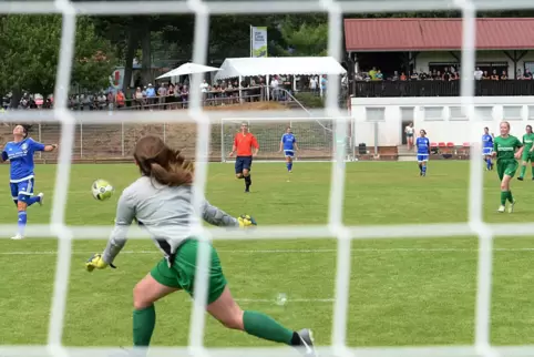 2018 hatte Frauenverbandsligist TuS Heltersberg mit einem Spiel gegen den SV Kottweiler-Schwanden den Rasen des SV Iggelbach ein