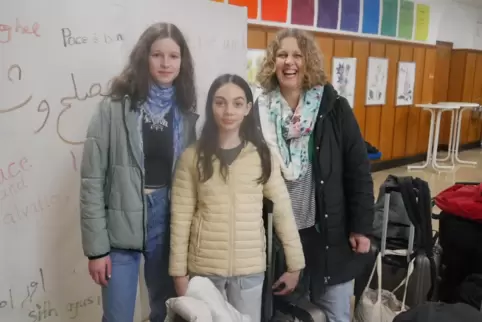 Freuen sich auf eine schöne gemeinsame Zeit: Clara (links) und Mutter Corinna Hauck sowie Austauschschülerin Rachel direkt nach 
