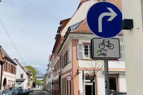 Auf dem Fahrrad darf man in der Kramstraße von der Fußgängerzone aus nur bis zum Kleinen Platz fahren. 