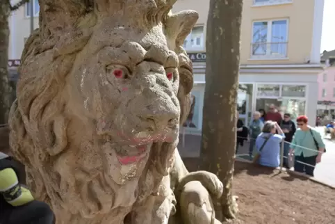 Ein Löwe am Schloßplatz. 