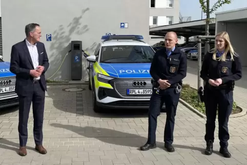 Jannis Rogge und Lena Böcker von der Polizeiinspektion berichten Innenminister Michael Ebling von ihren bisherigen Erfahrungen m