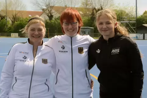 Marion Büffor, Lotta Schmidt und Fiona Weißert, alle von der TG Frankenthal, waren mit dem U16-Auswahlteam im internationalen Ei