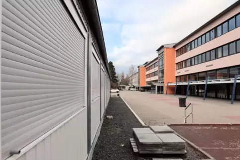 Die Container stehen schon bereit: Für die Sanierung hat das Leininger-Gymnasium so vier Ausweich-Klassenzimmer. 