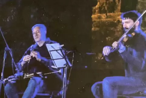 Dudelsackbläser Fabio Rinaudo (links) und Geiger Luca Rapazzini spielen keltische Musik. . 
