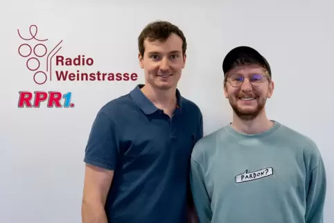 Daten-Analyst Lasse Wittke (links) und Musikredakteur Lukas Spannbauer kam die Idee zur Neuauflage von „Radio Weinstrasse“. 