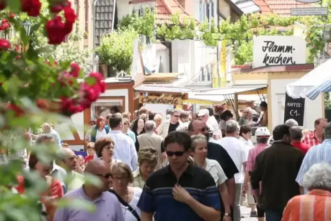 Das Heimat- und Blütenfest in der Rhodter Theresienstraße gehört zu den Klassikern im Reigen der Frühlingsfeste an der Weinstraß
