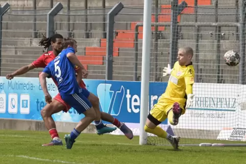 Daniel Bohl (in Blau) schießt das 1:0 für den FKP. Der Koblenzer Torwart Pascal Wiewrodt und Daniel Ndouop können es nicht verhi