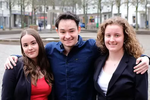 Die Dietrichinger Drillinge (von links) Hannah, Dennis und Sabina Stöckle haben am Helmholtz-Gymnasium ihr Abitur abgelegt, jetz