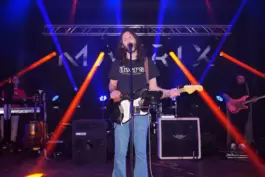 Ausnahmegitarrist Manuel Bastian wandelt auf den Pfaden von „Pink Floyd“ und trägt das Konterfei des „Doors“-Gründers Jim Morris