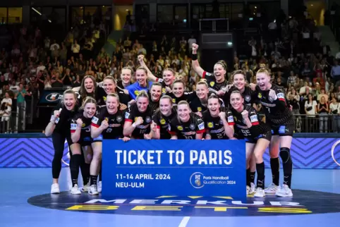 Nach dem abschließenden Sieg gegen Paraguay feierten die deutschen Handball-Frauen ihren Erfolg. 