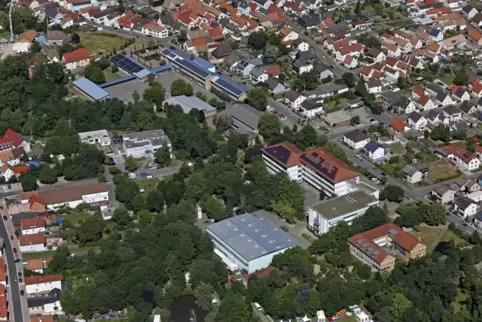 Auf dem von den Schulen, dem Rathaus und dem ehemaligen Postgebäude flankierten Gelände soll ein neuer Ortskern entstehen.
