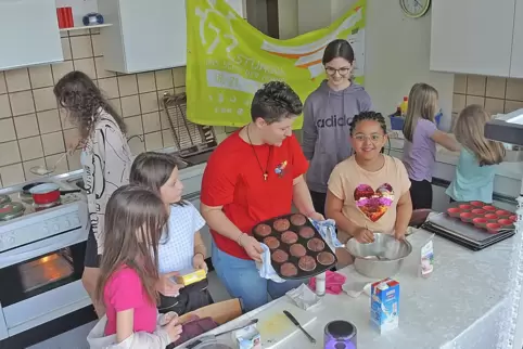 Im katholischen Pfarrheim St. Pirmin haben Kinder und Jugendliche Muffins gebacken, die dann im Gottesdienst verkauft wurden.