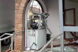 Der gesprengte Geldautomat: Auch am Gebäude des Musikvereins richtete die Explosion schwere Schäden an. 
