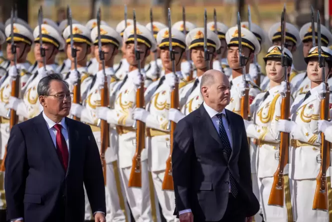 Bundeskanzler Olaf Scholz (SPD) wird von Li Qiang (links), Ministerpräsident von China, mit militärischen Ehren vor der Großen H