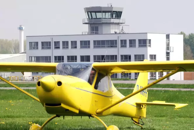 Flugzeug vor dem rund ein Jahrzehnt alten Tower: Soll der Speyerer Flugplatz geschlossen werden?