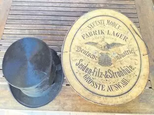 Verkaufe Zylinder mit original Hutschachtel , kleiner Riss an Schaft vorhanden. Hutfabrik Schönig-Scheppler Neustadt Preis 90€