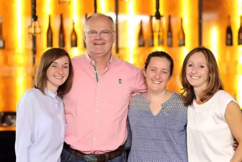 Das Weinmacher-Team vom Weingut Bremer: die drei Bremer-Schwestern aus dem Zellertal mit Michael Acker.
