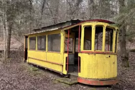 Ein Hauch Mystik und Nostalgie: Die Straßenbahn wurde im Jahr 1908 gebaut und gelangte wohl in den 1960er Jahren in den Wald. 