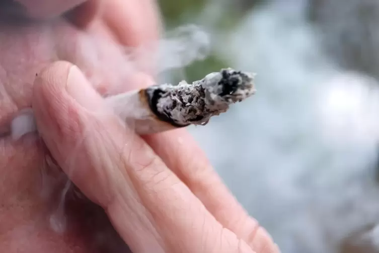 Mann raucht Joint: Das so aufgenommene THC wird teilweise erst nach mehreren Tagen abgebaut. 