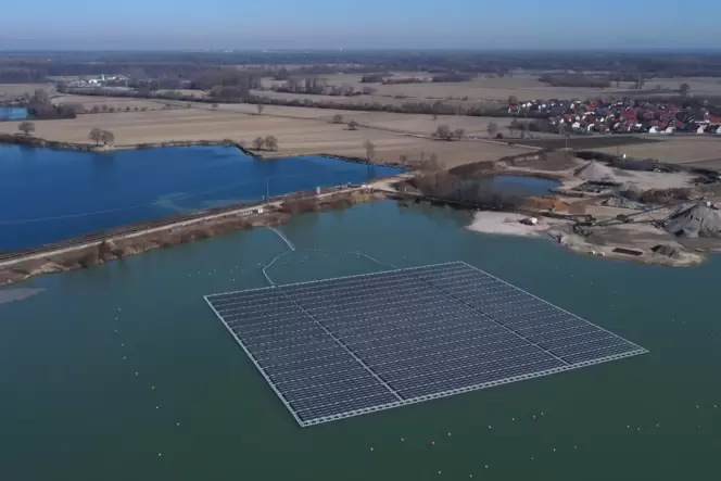 Bevor Ackerflächen für Photovoltaikanlagen genutzt werden, sollen Wasserflächen geprüft werden.