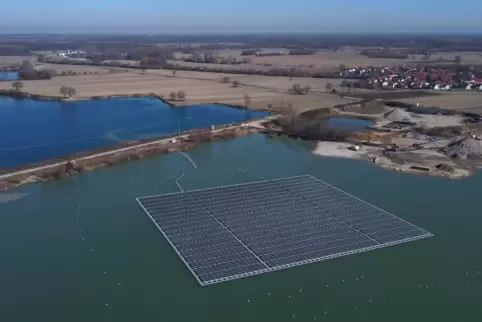 Bevor Ackerflächen für Photovoltaikanlagen genutzt werden, sollen Wasserflächen geprüft werden. 