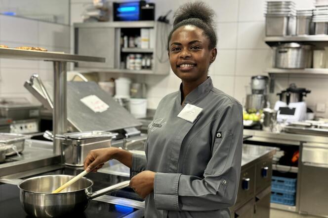 Auf bestem Wege, eine erfolgreiche Köchin zu werden: Nadine Uwamahoro aus Ruanda in der Küche des Parkhotels Schillerhain. Ihre