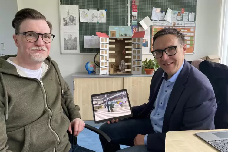  Ismo-Olav Kjäldman und Stefan Weber (rechts) schauen sich auf dem Tablet Fotos der Schule in Finnland an.