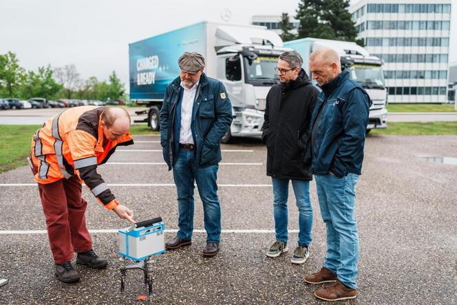 Steffen Unger erläutert den Wärmewerk-Geschäftsführern Udo Mertz und Stefan Ertle sowie dem Geologen Thomas Kölbel (von links) d