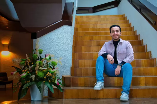 Mohammad Haris Khalil auf den Stufen im Rathaus: Über die Treppe geht es zu den Fachabteilungen. Khalil ist neugierig, was er do
