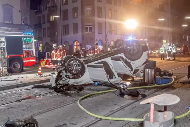Einsatzkräfte von Polizei und Feuerwehr nach einem Verkehrsunfall in Karlsruhe.